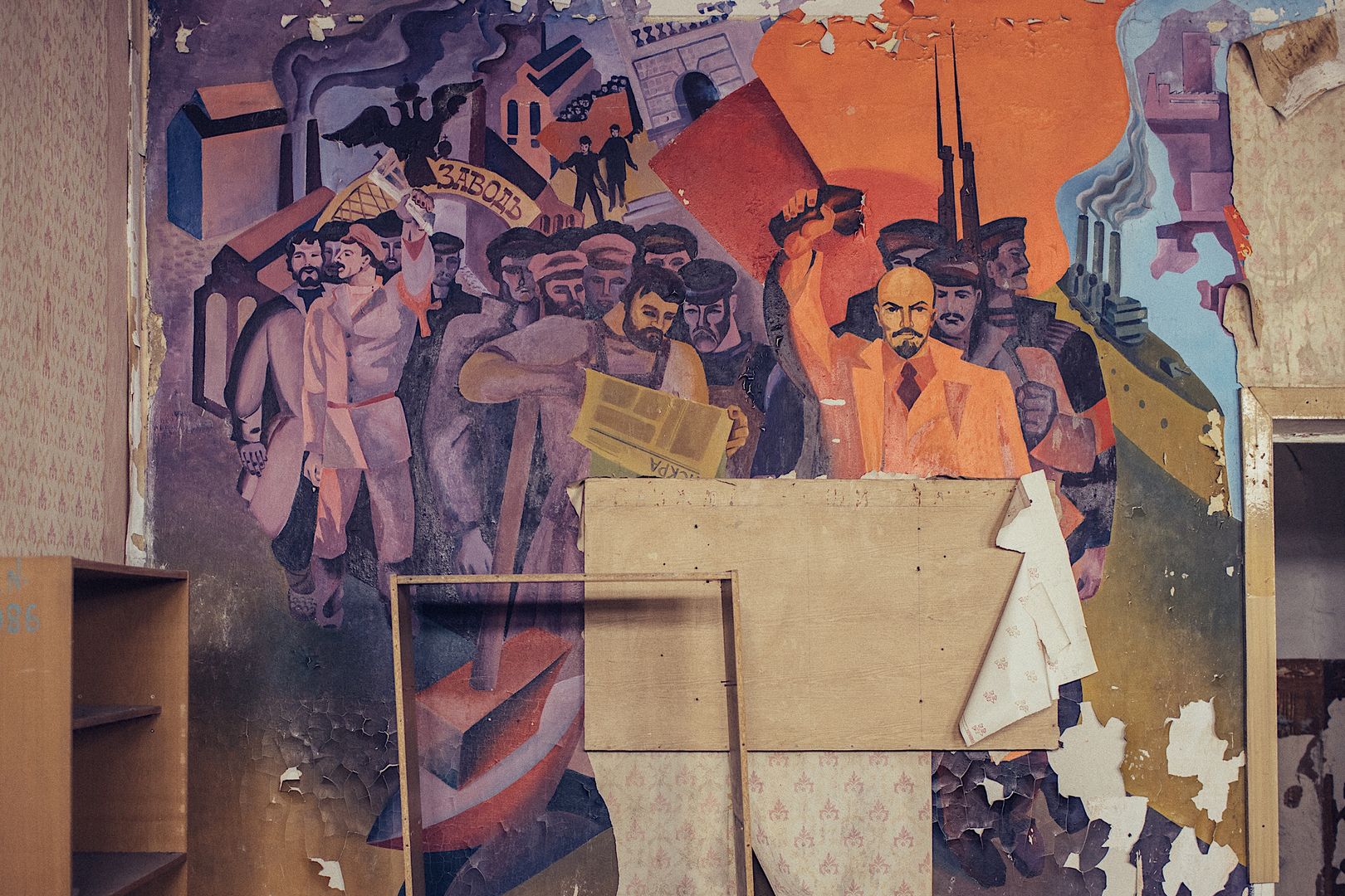 Podobizna Lenina na ścianie zrujnowanej szkoły niedaleko Mariupola 