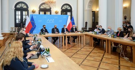 Napięcia wokół szczepień i nowych obostrzeń. Obawy rządu rosną