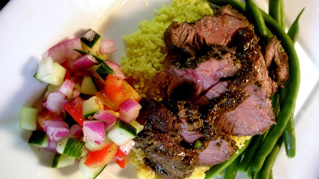 Opiekany udziec z jagnięciny australijskiej z kością (mięso i tłuszcz)