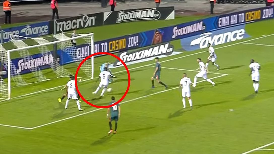 Materiały prasowe / Dugout / Na zdjęciu: Fernando Varela (PAOK) wybija piłkę w meczu z Ajaksem Amsterdam; obok Klaas-Jan Huntelaar