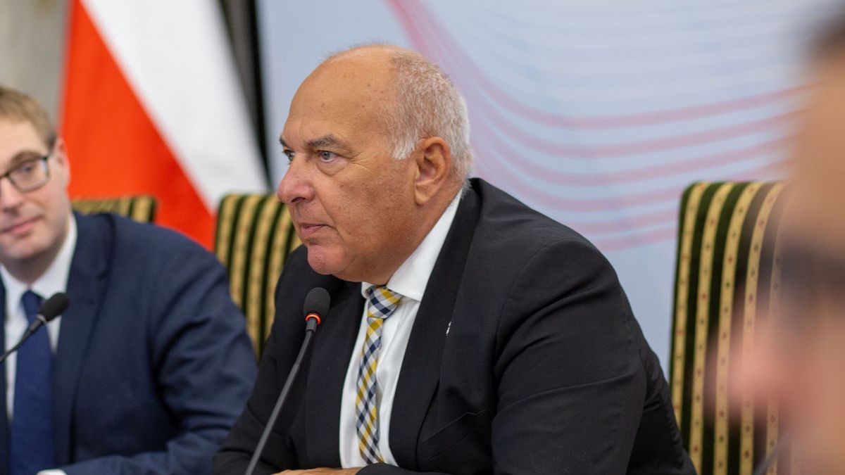 Kościński tłumaczy zastępcę. Chodzi o przebranżowienie się przedsiębiorców