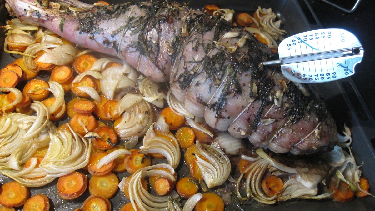 Surowy udziec z jagnięciny australijskiej z kością (samo mięso)