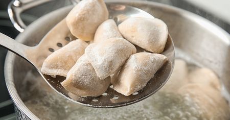 Jak gotować mrożone pierogi? Przez jeden błąd rozpadną się i wylądują w koszu
