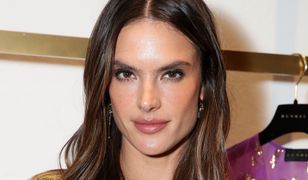 Alessandra Ambrosio w aksamitnej mini. Od jej seksownych nóg ciężko oderwać wzrok