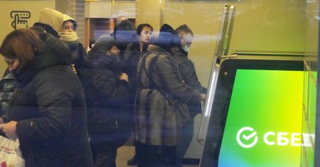 Panika w Rosji. Rosjanie wypłacili już 1,8 bln rubli z banków