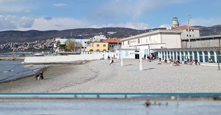 Plaża z rekordem frekwencji. Tu mężczyzn i kobiety dzieli mur