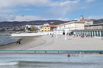 Plaża z rekordem frekwencji. Tu mężczyzn i kobiety dzieli mur