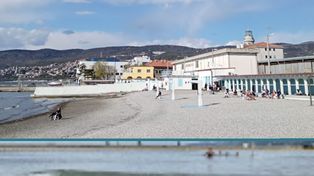 Plaża z rekordem frekwencji. Tu mężczyzn i kobiety dzieli mur