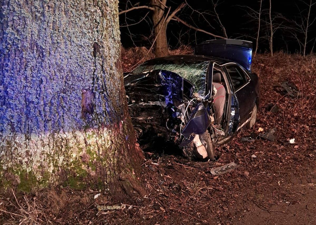 Śmiertelny wypadek na prostej drodze. Kierowca zmarł mimo reanimacji