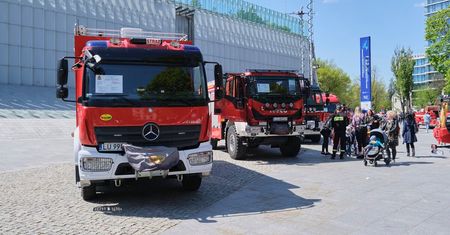 Pokaz wozów bojowych i sprzętu strażackiego. Zobacz zdjęcia z pikniku na Placu Teatralnym