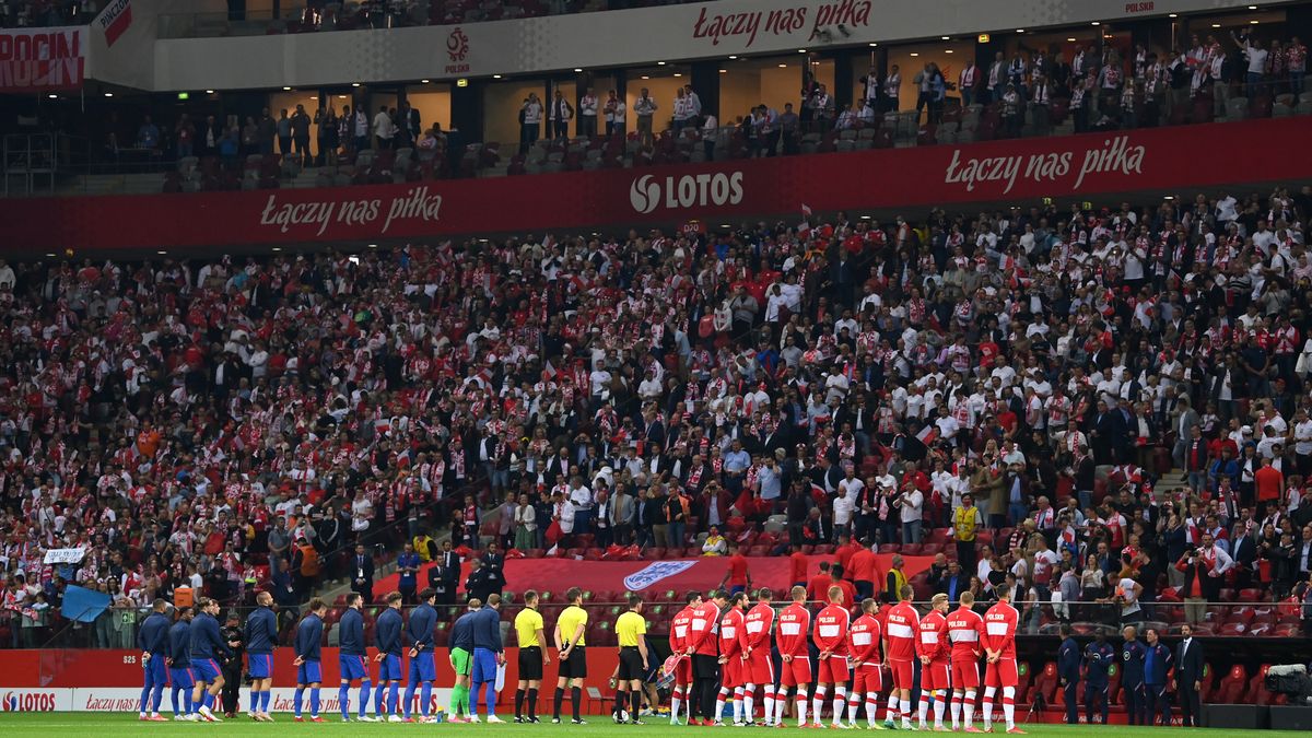 WARSAW, POLAND - SEPTEMBER 08:  The teams line up before the 2022 FIFA World Cup Qualifier match between Poland and England at Stadion Narodowy on September 08, 2021 in Warsaw, Poland. (Photo by Michael Regan/Getty Images)