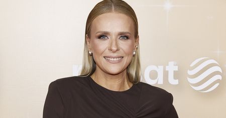 Stanęła w sukni z rozcięciem. Wybrała najmodniejszy kolor na jesień