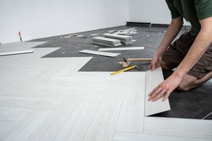 Ile zapłacimy za ułożenie paneli w jodełkę? Tyle biorą fachowcy za swoją pracę