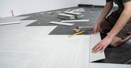 Ile zapłacimy za ułożenie paneli w jodełkę? Tyle biorą fachowcy za swoją pracę