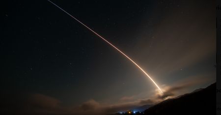 Starlinki przelecą dwa razy. Kosmiczny pociąg w piątek nad Polską