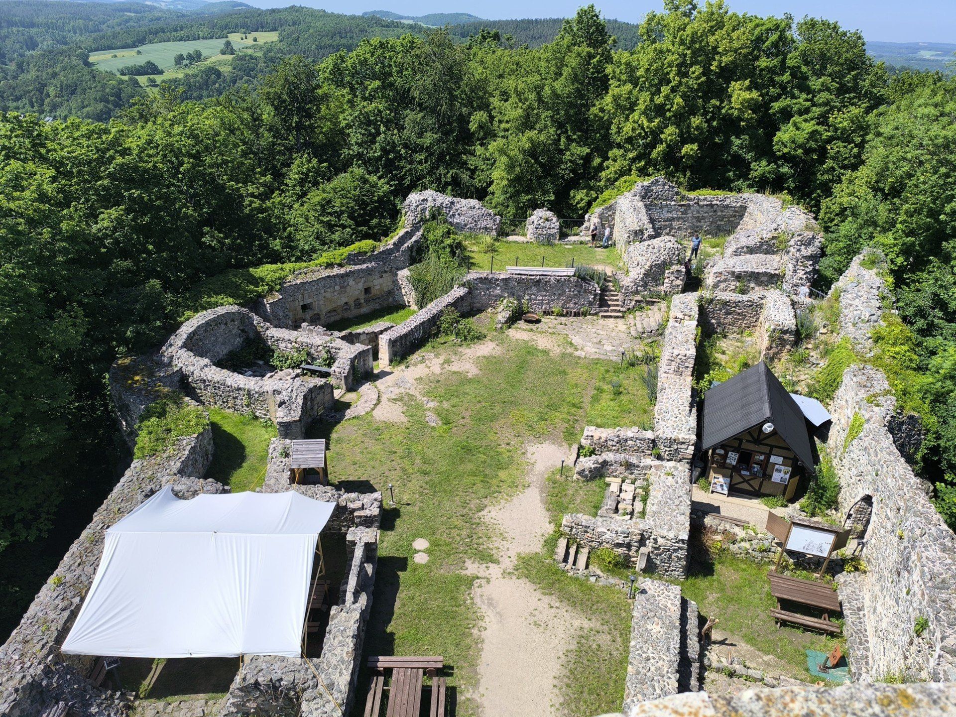 Z wieży zamkowej można podziwiać zarówno panoramę okolicy, jak i ruiny zamku z zupełnie innej perspektywy.