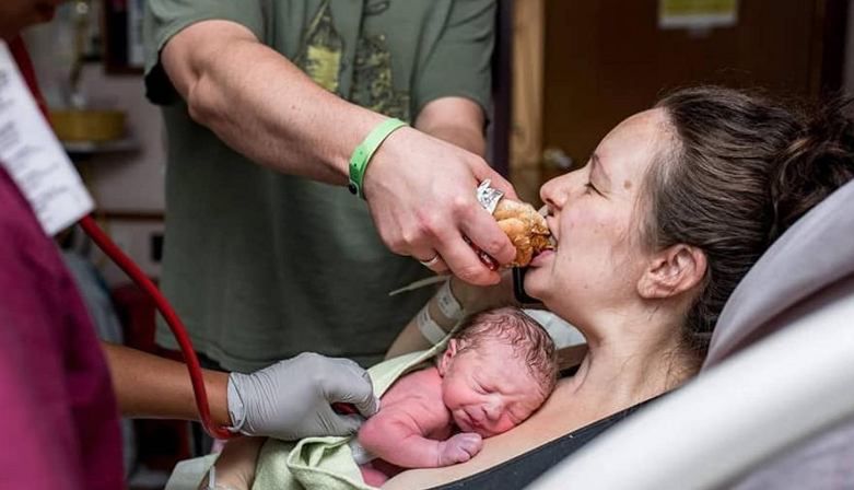 Nietypowe zdjęcie z porodówki wywołuje dyskusję. "Nic nie smakuje tak, jak pierwszy kęs po porodzie"