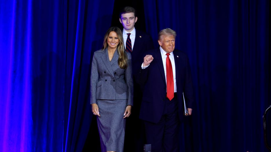 epaselect epa11704651 Republican presidential candidate Donald J. Trump, joined by his wife Melania Trump and their son Barron Trump, arrives on stage to address supporters at the Election Night watch party in the West Palm Beach Convention Center in West Palm Beach, Florida, USA, 06 November 2024. EPA/CRISTOBAL HERRERA-ULASHKEVICH Dostawca: PAP/EPA.