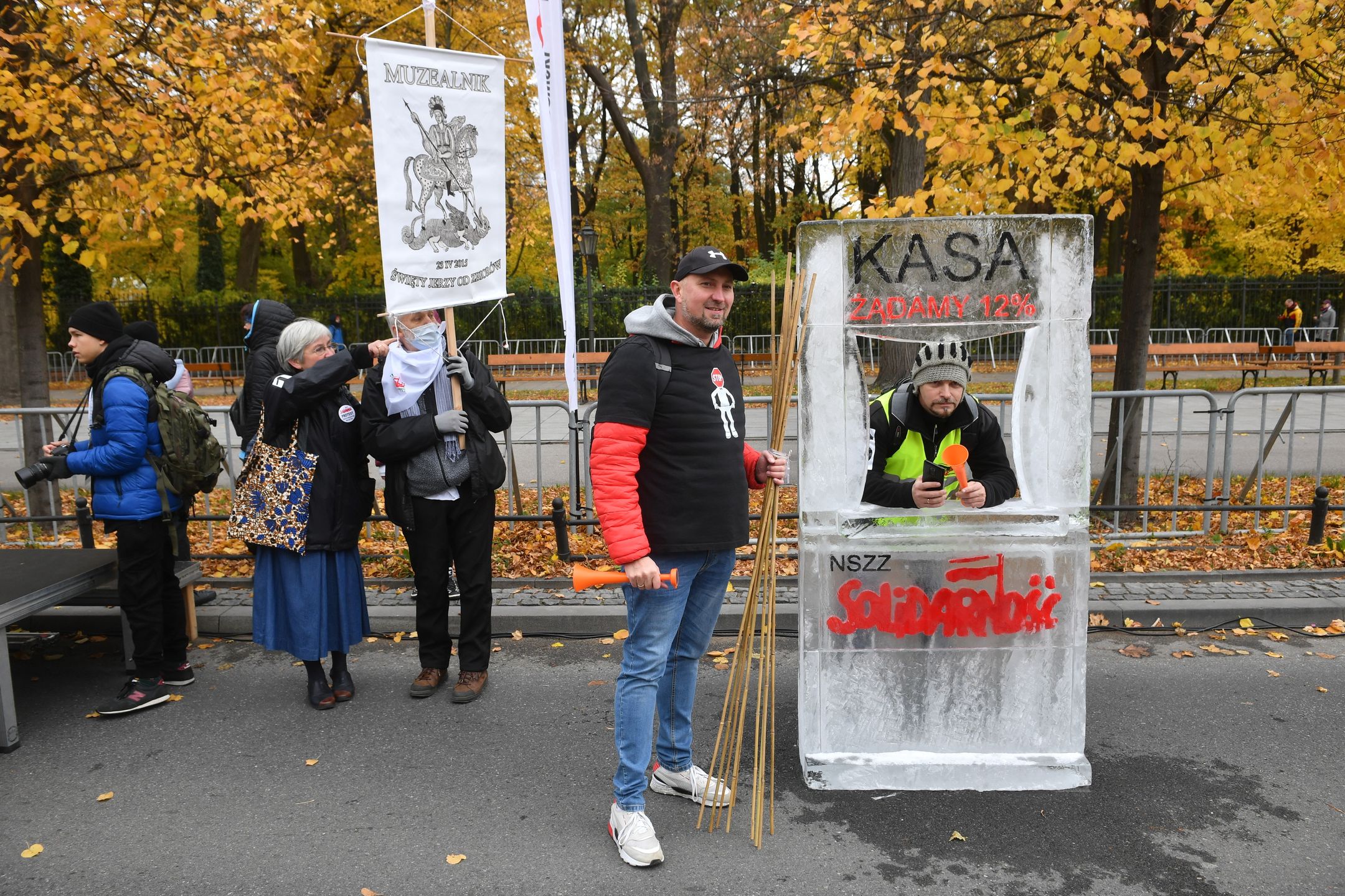 uczestnicy protestuRadek Pietruszkabud�et�wka, lodowa, lodowe, okienka kasowego, okienko kasowe, OPZZ, pracownicy, protest, rze�ba, sfera, strefa bud�etowa, z lodu, zwi�zkowcy, ��dania p�acowe