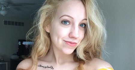 Rozjaśniała włosy. Prawie straciła bujne loki