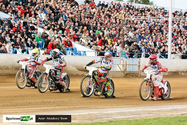 Samo Kukovica (kask biały) podpisał tzw. kontrakt "warszawski" z KSM Krosno