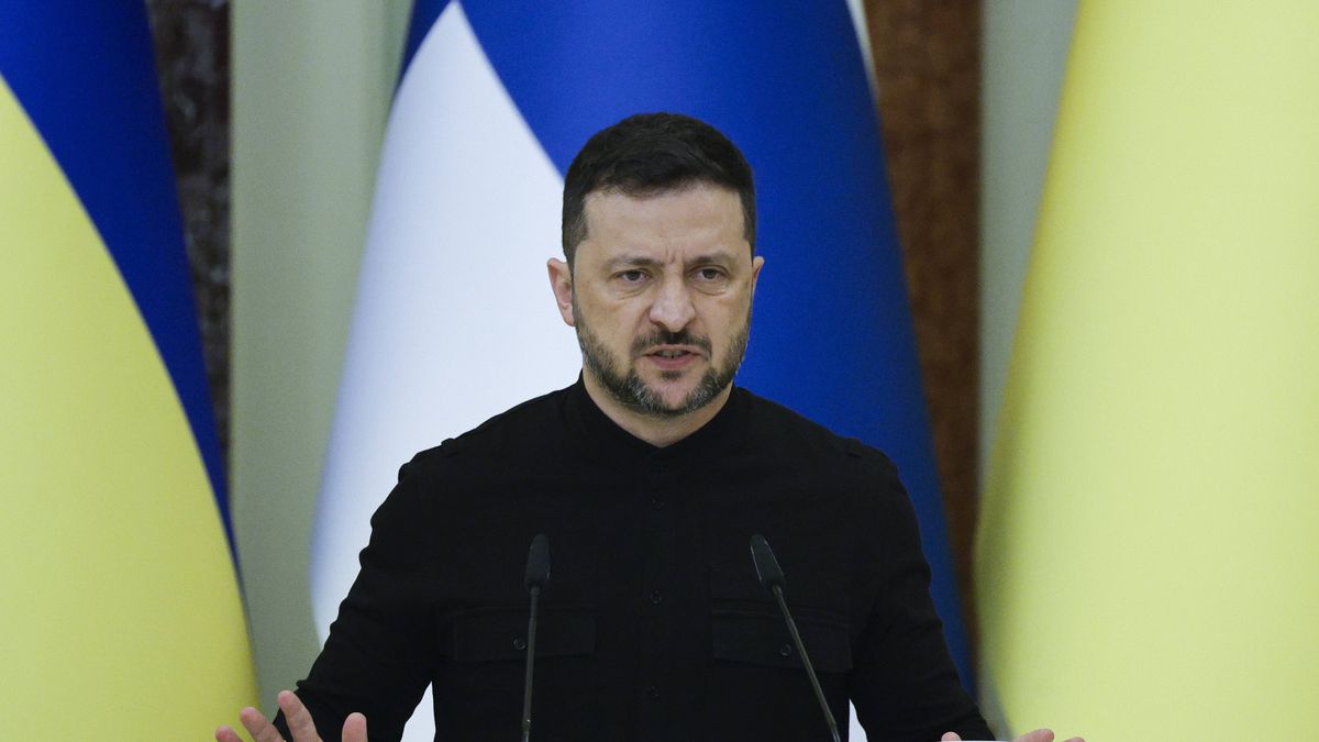 Finland's President Alexander Stubb visits Kyiv
epa12369505 Ukrainian President Volodymyr Zelensky addresses a joint press conference with Finland's President Alexander Stubb (not pictured) following their meeting in Kyiv, Ukraine, 11 September 2025. Stubb arrived in Kyiv to meet with top Ukrainian officials.  EPA/SERGEY DOLZHENKO 
Dostawca: PAP/EPA.
SERGEY DOLZHENKO
flag