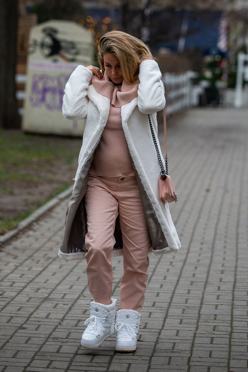 Małgorzata Rozenek w zaawansowanej ciąży na spacerze