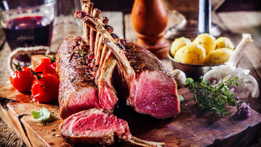 Opiekany comber z jagnięciny australijskiej (mięso i tłuszcz)