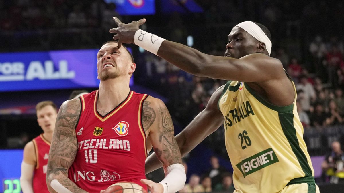 Daniel Theis (Niemcy, przy piłce) walczy z Duopem Reathem (Australia)