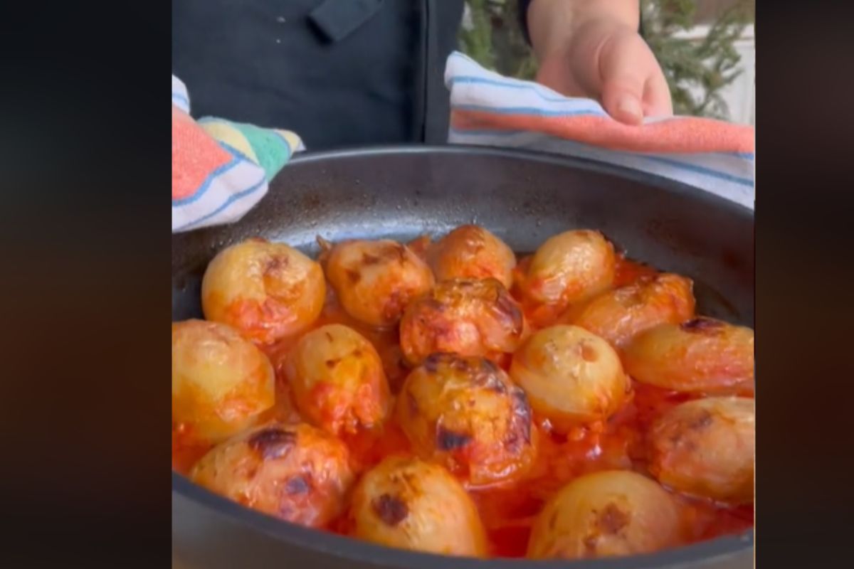 Cabbage rolls with onions