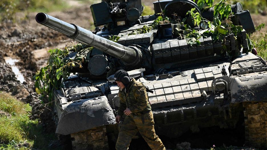 Rosyjskie ?wiczenia wojskowe Wostok-2022
A Russian T-80 tank takes part in the 'Vostok-2022' military exercises at the Uspenovskyi training ground (Sakhalin Island) outside the city of Yuzhno-Sakhalinsk on the Russian Far East on September 4, 2022. - The Vostok 2022 military exercises, involving several Kremlin-friendly countries including China, takes place from September 1-7 across several training grounds in Russia's Far East and in the waters off it. Over 50,000 soldiers and more than 5,000 units of military equipment, including 140 aircraft and 60 ships, are involved in the drills. (Photo by Kirill KUDRYAVTSEV / AFP)
KIRILL KUDRYAVTSEV