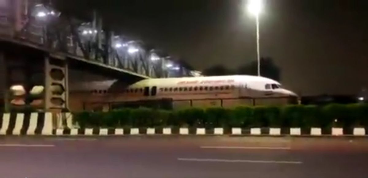 Wideo z samolotem Air India, który utknął pod mostem, stało się viralem