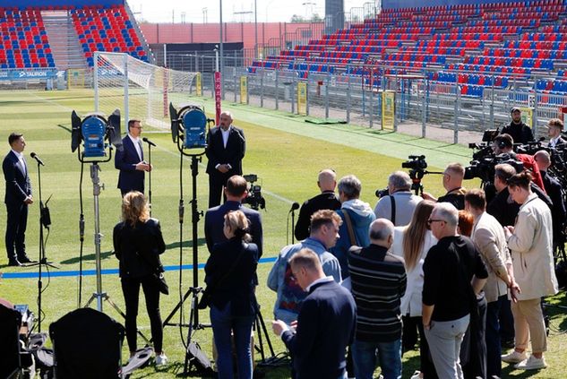 Premier Mateusz Morawiecki podczas konferencji prasowej na stadionie Rakowa Częstochowa w maju 2023 roku