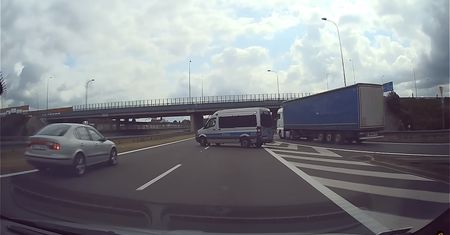 Radiowóz stanął w poprzek autostrady. To mogło skończyć się tragedią
