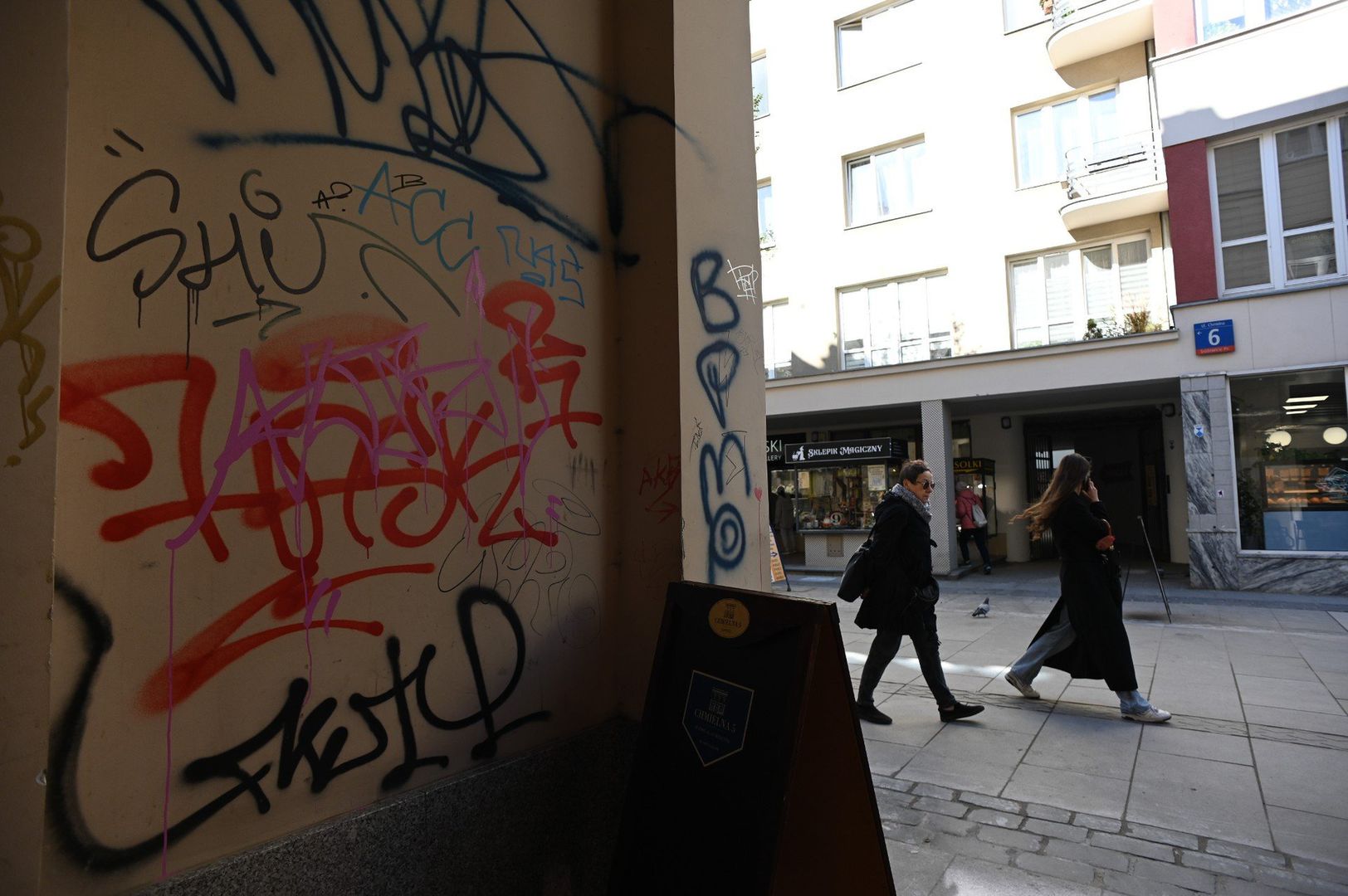 WARSZAWA, 16.10.24, CHMIELNA REMONT I GRAFFITI, FOT. ALEKSY WITWICKI | POLSKA PRESS