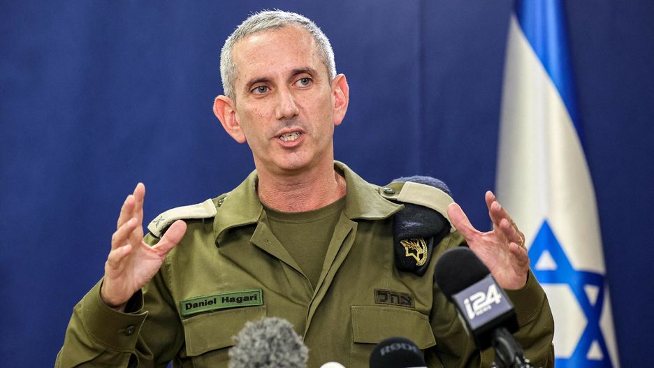 Wojna izraelsko-palesty?ska
Israeli army spokesman Rear Admiral Daniel Hagari speaks to the press from The Kirya, which houses the Israeli Ministry of Defence, in Tel Aviv on October 18, 2023. At least 200 people were killed in an air strike on a hospital compound that sheltered the wounded and displaced from Israeli bombing, local health officials said on October 18, prompting global condemnation and fury. Spokesman Hagari told a press briefing that at the time of the strike, the Israeli army was not conducting air operations near the hospital and the rockets that hit the building did not match theirs. (Photo by GIL COHEN-MAGEN / AFP)
GIL COHEN-MAGEN