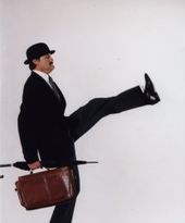 John Cleese napisze historię komedii