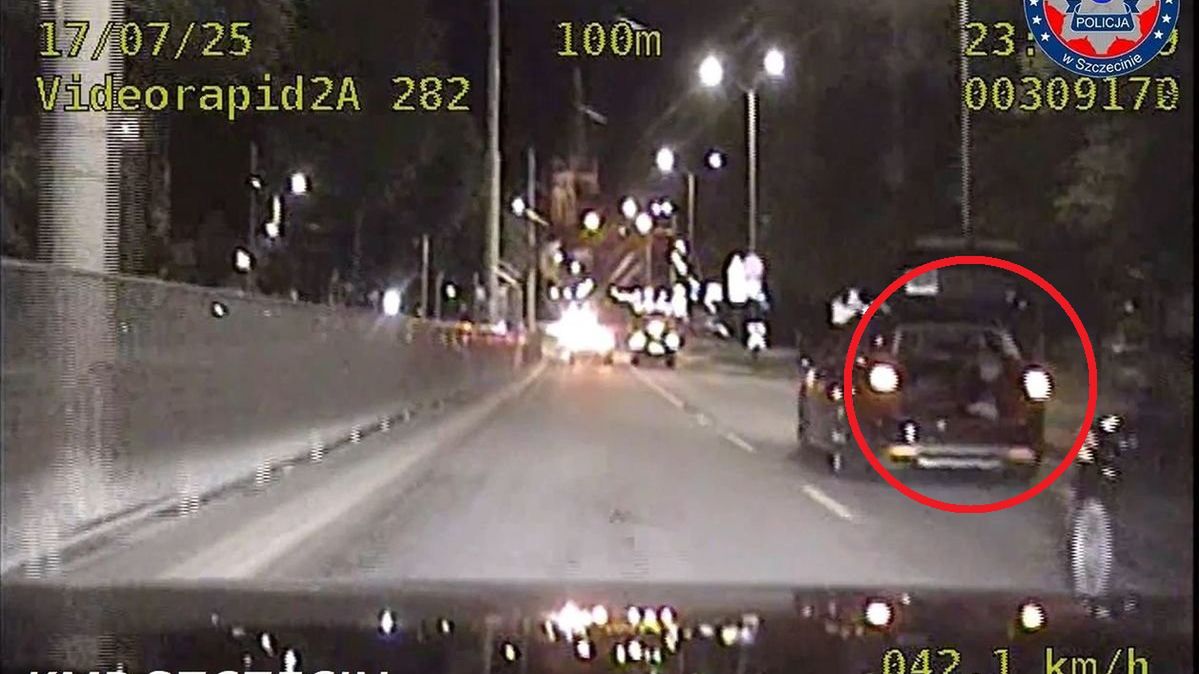 Pasażer nagrywał auto jadące z tyłu