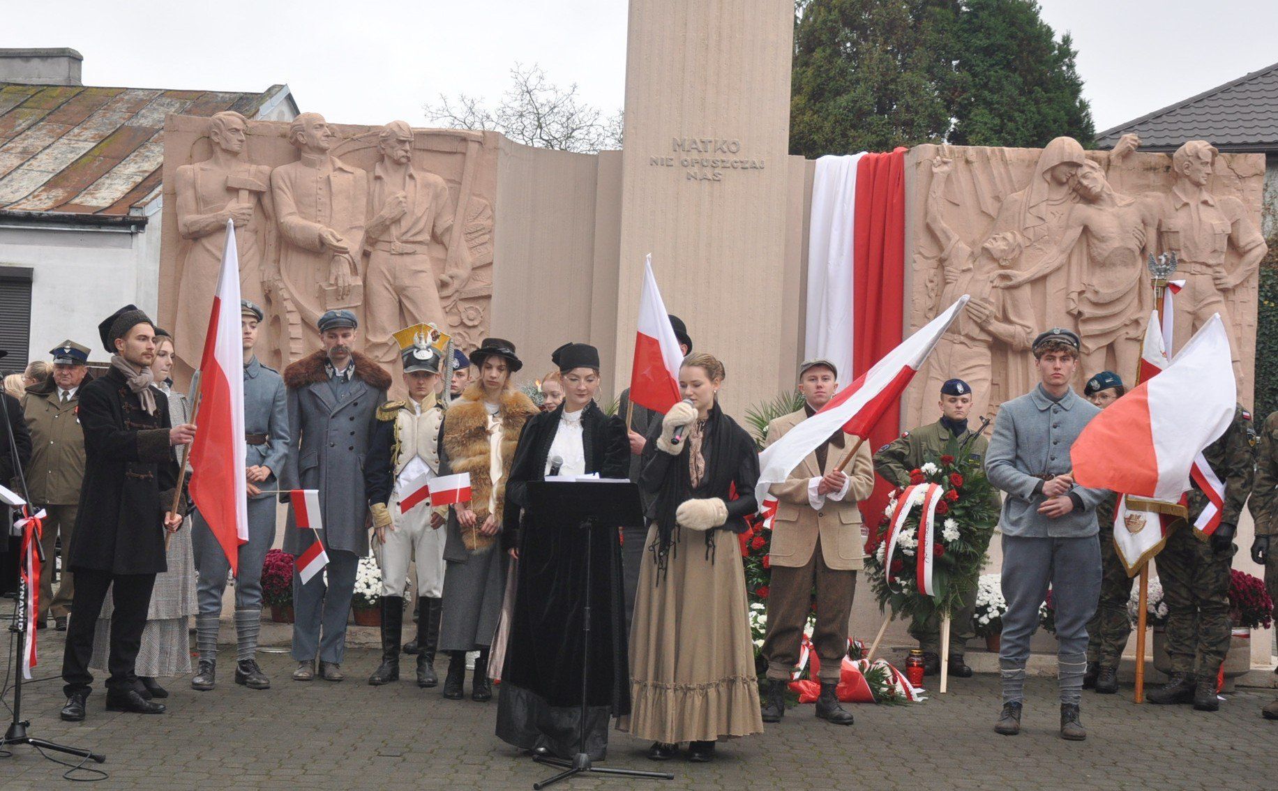 Święto Niepodległości w Końskich. Program artystyczny przygotowało Koneckie Centrum Kultury z młodzieżą. Więcej na kolejnych zdjeciach