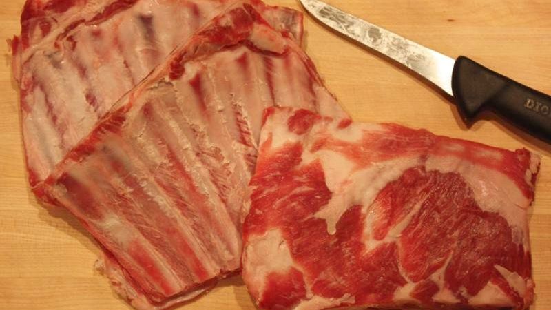 Surowe żeberka z jagnięciny australijskiej z kością (mięso i tłuszcz)