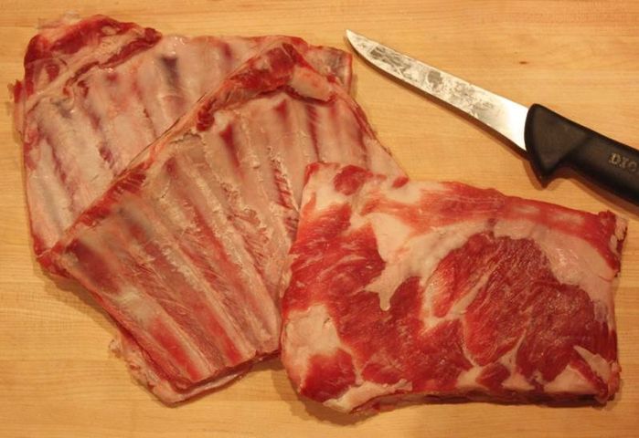 Surowe żeberka z jagnięciny australijskiej z kością (mięso i tłuszcz)