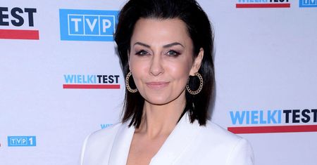 Anna Popek pozuje na molo. Jej fioletowa stylizacja robi wrażenie