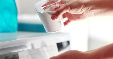 Wsyp kwasek cytrynowy do pralki. Efekt zaskoczył już niejednego