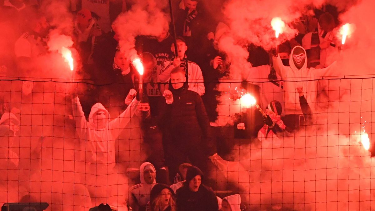 kibic odpalający racę na meczu Legia - Widzew