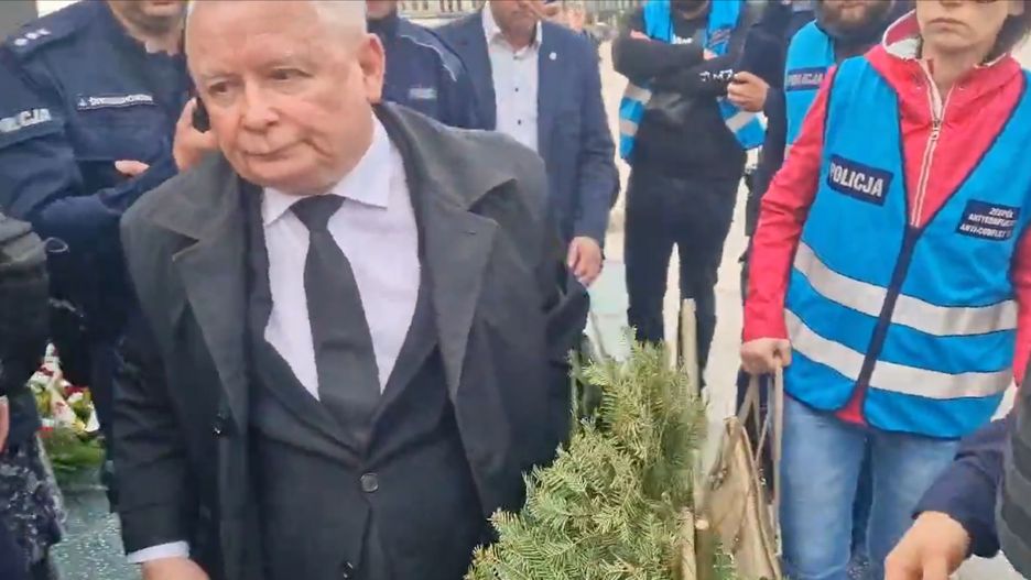 Jarosław Kaczyński zabrał wieniec