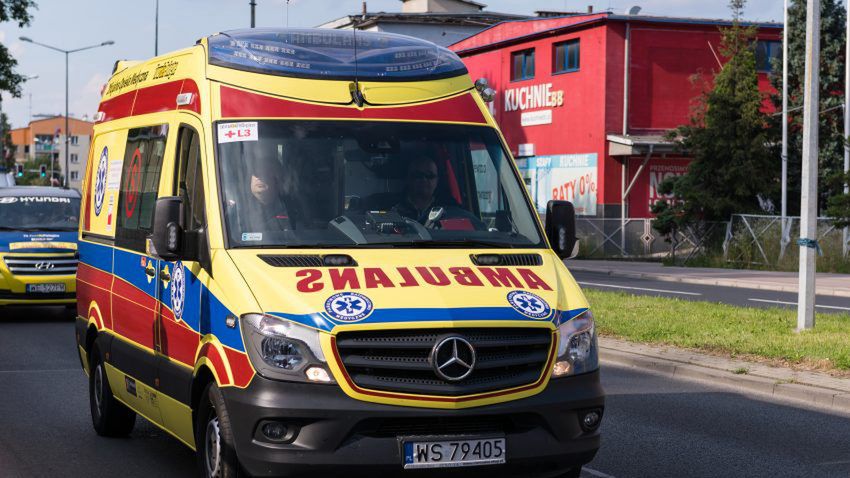 Warszawa. Na Bemowie zderzyły się dwa samochody. Opel dachował. Jedna osoba ranna