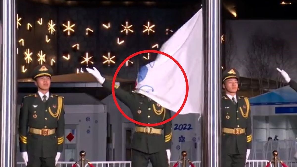 chiński żołnierz nakryty flagą Rosyjskiego Komitetu Olimpijskiego