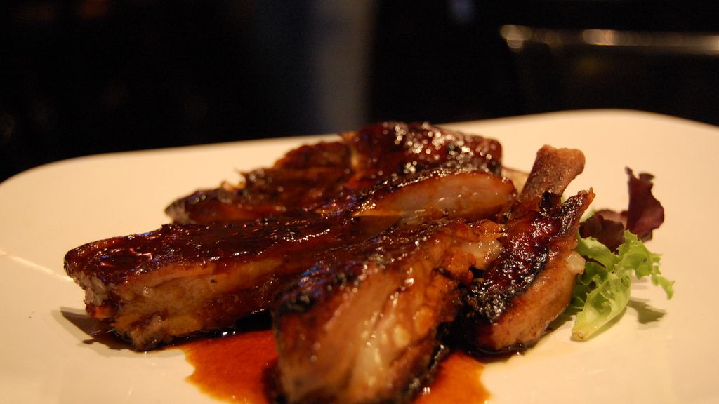 Grillowane żeberka z jagnięciny australijskiej z kością (samo mięso)