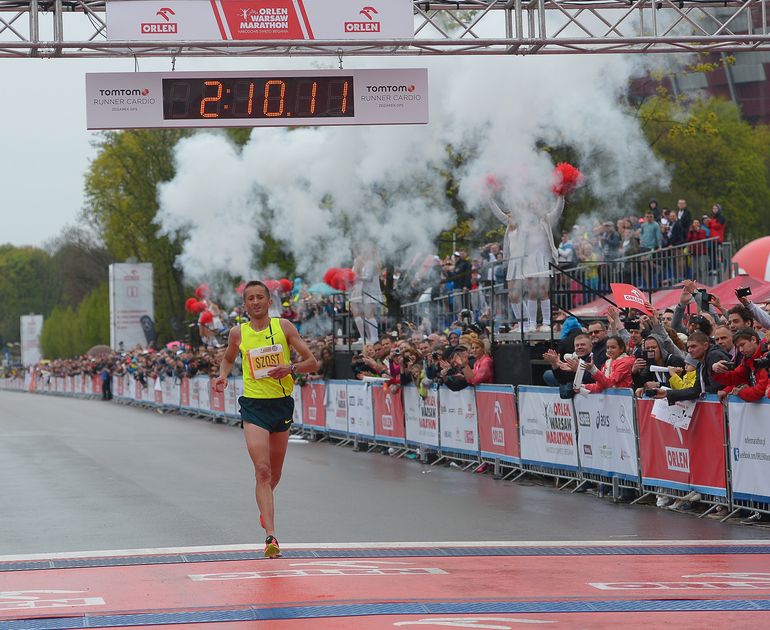 Henryk Szost na mecie Orlen Warsaw Marathon 2016. Fot. Marek Biczyk/Newspix.pl