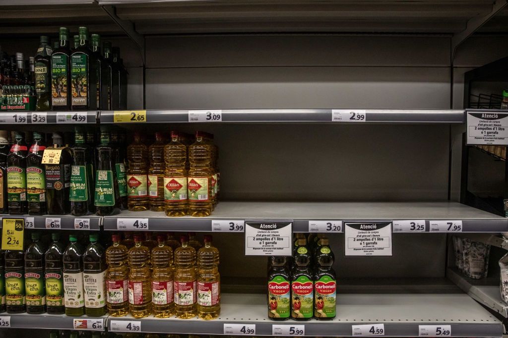 Świat boryka się z brakiem oleju słonecznikowego. To puste półki w Madrycie. 